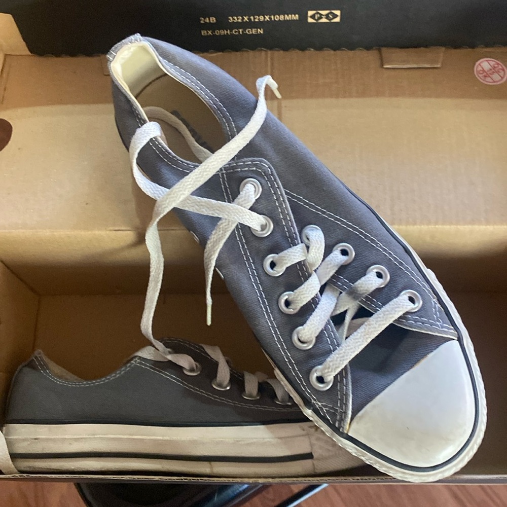 Gray low rise converse size 8, barely used.  Women’s